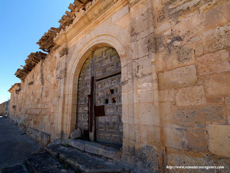 MURO NORTE CON PORTADA RENACENTISTA Y GALERÍA OCULTA